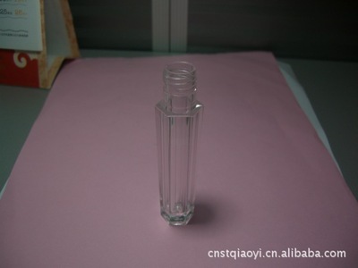 解密靚妝密碼 六角純AS料唇彩瓶的工業(yè)美學(xué)與市場價(jià)值